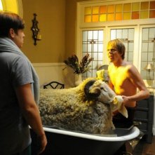 Tre uomini e una pecora: Kris Marshall e Kevin Bishop fanno il bagno a Ramsy in una scena del film