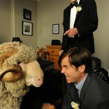 Tre uomini e una pecora: Kris Marshall, Kevin Bishop e l'ariete Ramsy in una scena del film