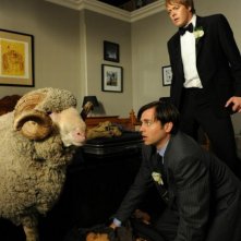 Tre uomini e una pecora: Kris Marshall, Kevin Bishop e la pecora Ramsy in una scena del film