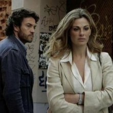 Alessio Boni e Vanessa Incontrada insieme in una scena della miniserie di Canale 5, I cerchi nell'acqua