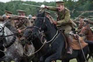 Benedict Cumberbatch in una scena d'azione di War Horse