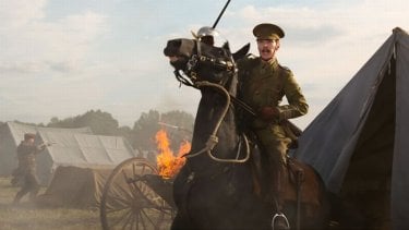 Benedict Cumberbatch su un cavallo imbizzarrito in una scena di War Horse