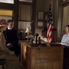 Boardwalk Empire: Kelly Macdonald e Julianne Nicholson in una scena del finale della seconda stagione, To the Lost