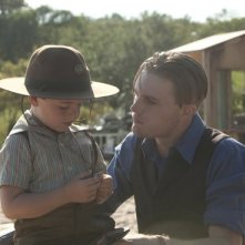Boardwalk Empire: Michael Pitt e il piccolo Brady Noon in una scena del finale della seconda stagione, To the Lost