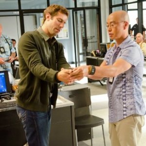 C.S. Lee insieme a Josh Cooke in un'immagine tratta dall'episodio Talk to the Hand