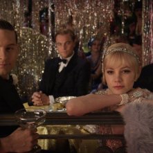 Carey Mulligan, Tobey Maguire, Leonardo DiCaprio e Joel Edgerton in un'elegante immagine di The Great Gatsby
