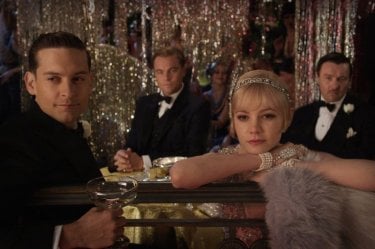 Carey Mulligan, Tobey Maguire, Leonardo DiCaprio e Joel Edgerton in un'elegante immagine di The Great Gatsby