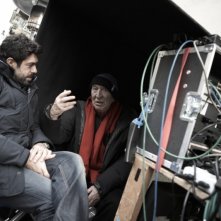 Giuliano Montaldo parla con Pierfrancesco Favino sul set del film L'industriale