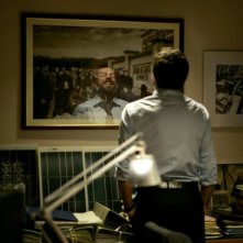 L'industriale: Pierfrancesco Favino sorride di spalle in una scena del film