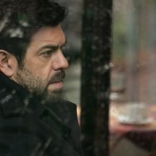 Pierfrancesco Favino assorto nei suoi pensieri in una scena del film L'industriale