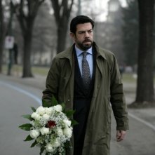 Pierfrancesco Favino con un mazzo di fiori in una scena del film L'industriale