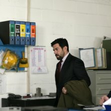 Pierfrancesco Favino in fabbrica in un'immagine de L'industriale