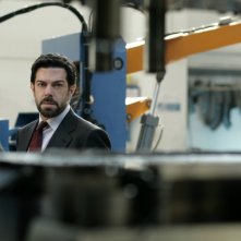 Pierfrancesco Favino in in fabbrica in una scena de L'industriale di Giuliano Montaldo