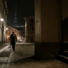 Pierfrancesco Favino in una scena del film L'industriale sullo sfondo della Mole Antonelliana