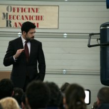 Pierfrancesco Favino parla con gli operai in una scena de L'industriale di Giuliano Montaldo