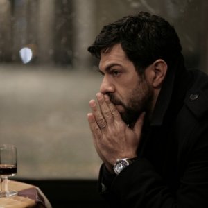 Pierfrancesco Favino preoccupato in una scena del film L'industriale