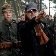 Steven Spielberg insieme a David Kross sul set di War Horse