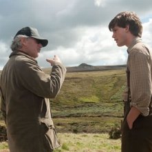 Steven Spielberg con Jeremy Irvine sul set di War Horse