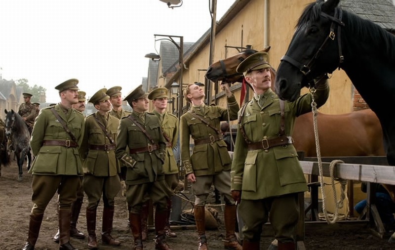 Tom Hiddleston Insieme A Benedict Cumberbatch In Una Scena Di War Horse 225771