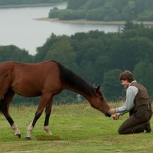 War Horse: Jeremy Irvine insieme al suo cavallo in una scena del film