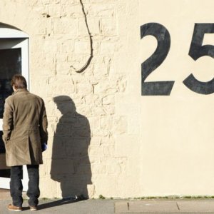 Benoit Magimel (di spalle) in una sequenza di Des vents contraires