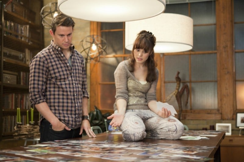 Channing Tatum e Rachel McAdams guardano delle foto in una scena della commedia sentimentale The Vow