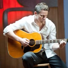 Channing Tatum suona la chitarra in una scena di The Vow