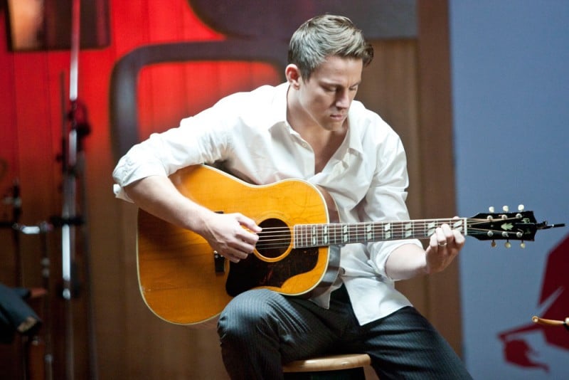 Channing Tatum suona la chitarra in una scena di The Vow