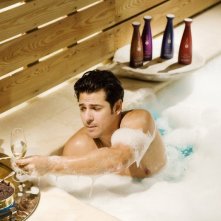 Dario Bandiera a bagno nel lusso in una scena di Vacanze di Natale a Cortina