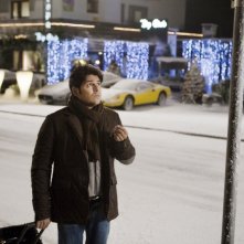 Dario Bandiera parla con se stesso in una scena di Vacanze di Natale a Cortina