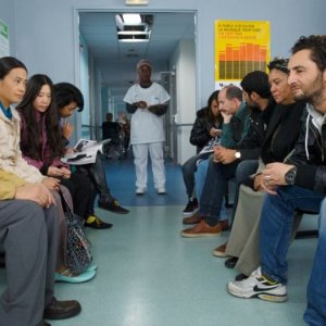 De l'huile sur le feu: Tien Shue e Nader Boussandel in una scena (davanti a tutti)