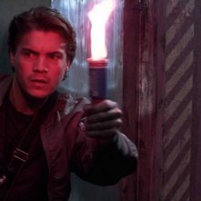 Emile Hirsch fa luce con un razzo d'emergenza in una scena de L'ora nera