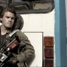Emile Hirsch in una scena d'azione tratta dal film L'ora nera