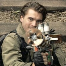 Emile Hirsch punta la sua arma in una scena d'azione del film L'ora nera