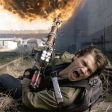 Emile Hirsch sbalzato a terra in una scena del film L'ora nera