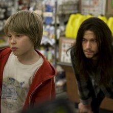 Hesher è stato qui: Joseph Gordon-Levitt in una scena del film insieme al piccolo Devin Brochu