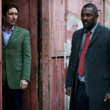 Idris Elba E Paul Mcgann Discutono In Una Scena Di Luther 2 225844