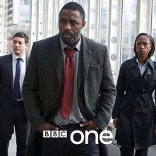 Idris Elba, Warren Brown e Nikki Amuka-Bird in un'immagine promozionale di Luther