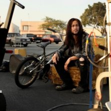 Joseph Gordon-Levitt circondato da ferraglie in una scena di Hesher è stato qui