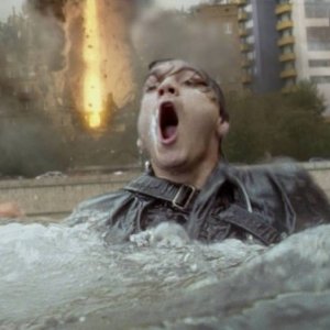 L'ora nera: Emile Hirsch cerca di non annegare in una scena del thriller fantascientifico