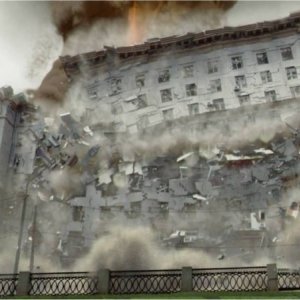 L'ora nera: il crollo di un immenso edificio in una suggestiva scena del thriller apocalittico