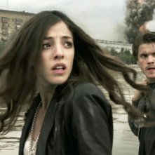 L'ora nera: Olivia Thirlby insieme a Emile Hirsch in un'apocalittica scena del film