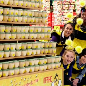 Les tribulations d'une caissière: Firmine Richard, Elsa Zylberstein, Alice Belaïdi, Déborah François, quattro simpatiche api si aggirano tra gli scaffali del miele