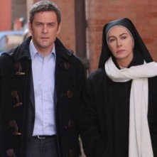 Massimo Poggio e Elena Sofia Ricci in una scena della fiction di Rai Uno, Che Dio ci aiuti