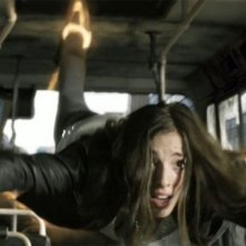 Olivia Thirlby aggrappata ai sostegni di un autobus in una scena d'azione de L'ora nera