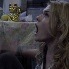 Rachel Taylor terrorizzata in una scena de L'ora nera