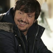 Ricky Memphis sorride in una scena di Vacanze di Natale a Cortina