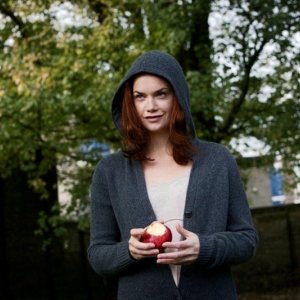 Ruth Wilson nei panni della minacciosa Alice Morgan in una scena di Luther