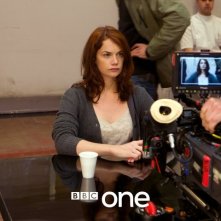 Ruth Wilson sul set di Luther in attesa del ciak
