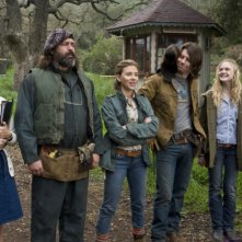 Scarlett Johansson ed Elle Fanning in una bizzarra scena de La mia vita è uno zoo insieme a Patrick Fugit, Angus Macfadyen e Carla Gallo